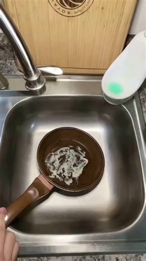 ✨ Make dishwashing effortless with our Electric Cleaner Brush! 🧽⚡ Powerful spin, deep clean, and spotless dishes in seconds. Say goodbye to scrubbing! 💧🍽️ #CleanSmart #KitchenHack