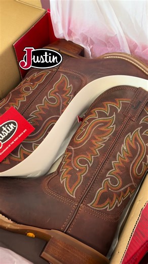 🤠 si t’attendais un signe… le voilà 350 bottes viennent d’arriver 🛒 #cowboyboots #western #justinboots #quebec #wow