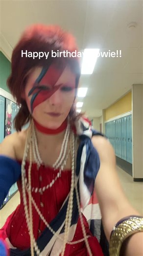 💫*•ZIGGY•*💫 (@corpse_couture08)’s video of david bowie birthday