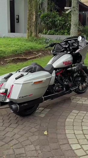 Incoming padukaa Hot 🔥 of FS : Harley Davidson Roadglide CVO ST 121ci, M8 VVT - 1977cc vin 2025, New model, riding mode ABS, like new Mercury Silver colour favorit series...‼️ ⛔ Exhaust by Screaming Eagle Spesial series, seri Tertinggi HD... Modifikasi : - Air filter Screming eagle - FM flaybar - rear fender carbon . . . Spesifikasi : istimewa New model performance bagger ‼️ Engine air - cooled, hight output twin cam 121 cubic inches / Milwake Eight M8 - VVT - 1977cc, transmision 6 speed. Type 