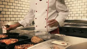 Ein Blick hinter die Kulissen. 👀 Saftig-zart gegrillt und mit hausgemachter Steakbutter bestrichen. 😋 So macht sich euer Lieblingssteak auf den Weg zu euch nach Hause! 🚗 #blockhouse #beststeakssince1968 #delivery #takemehome #grill #licensetogrill 👇 http://www.block-house.de/delivery | BLOCK HOUSE