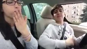 Cantare a squarciagola: tutti l'abbiamo fatto... | Video comici de tu sorella