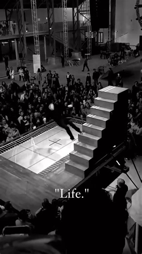 Yoann Bourgeois est un artiste français majeur du cirque et de la danse contemporaine, reconnu pour ses créations poétiques qui explorent les lois de la physique et la condition humaine. Né en 1981 dans le Jura, Yoann Bourgeois grandit dans un environnement simple, marqué par un père professeur de sport et une mère infirmière. Très tôt, il découvre le théâtre et le cirque, univers qui nourriront son goût pour le vertige et le jeu scénique. Diplômé en 2006 du Centre national des arts du cirque de