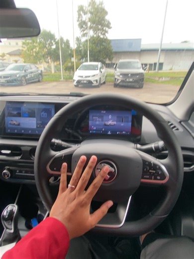 🚗 1 Hari 1 Ada Apa Dengan Kereta Proton – Hari Pertama: PROTON ALL NEW SAGA PREMIUM Kita mulakan siri hari ini dengan model paling dekat di hati rakyat Malaysia – Proton All New Saga Premium, kini di Proton EON Larkin! All New Saga Premium bukan saja cantik, tapi juga sangat jimat minyak dengan penggunaan bahan api sekitar 4.9 liter / 100km – memang sesuai untuk daily drive, ulang-alik kerja atau hantar anak ke sekolah. Lebih best, enjin menghasilkan 150Nm tork yang buat pemanduan lebih ringan,