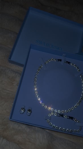 Swarovski Angelic Set: Elegance in Gold