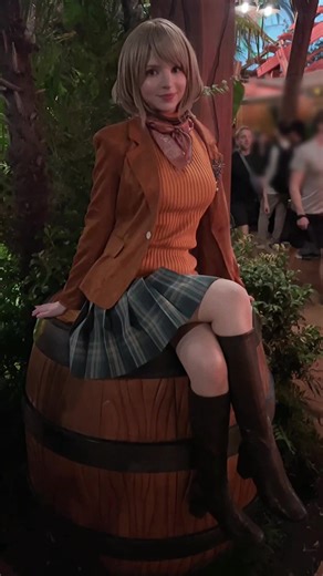 Peach Milky, body model de Ashley Graham en RE4 Remake, en Universal Studios Japan. | Roronoa Wesker.