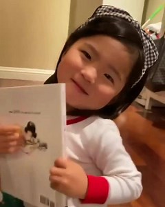 🥰What are the books that make your little ones feel seen? This young reader, Taylor, sees herself in Danbi from Anna Kim's adorable picture book DANBI LEADS THE SCHOOL PARADE. What does representation mean to your kiddo? Find a copy here: https://bit.ly/31GMhWa 📸: https://bit.ly/2KFrQTB | Penguin Kids