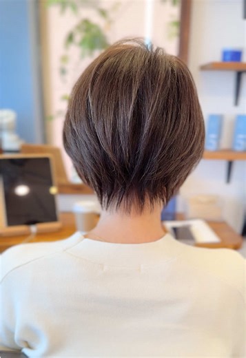 30代〜60代からの“大人ショートボブ”✨ 髪質改善トリートメント×独自の丸みショートボブ マイナス10歳若返る パサつきが改善される事でつ髪が蘇る ハリコシ×艶髪 自由が丘でショート専門として 骨格や髪質に合わせた“小顔見えショート”を提案しています✂️ 首も細く見えるし扱いが抜群に良くなります。 白髪ぼかし×若見えスタイルで自然にキレイをキープ💫 髪質改善トリートメントでまとまる ・朝のスタイリング5分短縮 ・首が細く見える角度作り ・伸びても崩れにくい骨格補正 ・後ろ姿が“若く見える”ショート 大人の髪の悩みは全部ショートで整います。 “似合わせの正解”は年齢じゃなくて、バランス。 自由が丘でショートに迷ったら、お任せください。 #自由が丘ショート #40代ショート #小顔ショート #丸みショート #白髪ぼかし