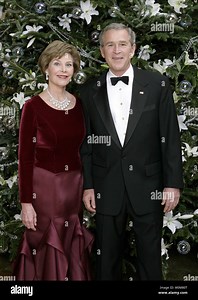 President George W. Bush and First Lady Laura Bush pose for their Official Holiday Portrait by the Blue Room Christmas Tree at the White House in Washington.  Photo released on December, 22, 2005.  (UPI Photo/Eric Draper/White House Stock Photo - Alamy