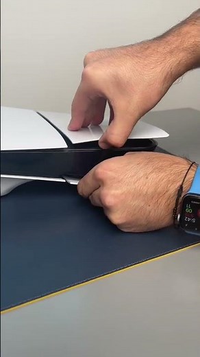 How to remove the PS5 Slim plates