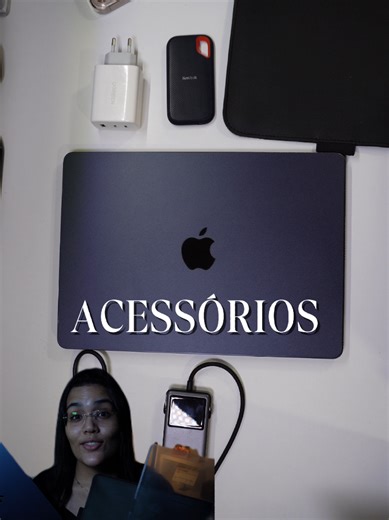 Se você usa um MacBook Air M4 no dia a dia, esses acessórios fazem muita diferença — principalmente fora de casa. Não é lista genérica. É o que eu uso de verdade no meu setup pra trabalhar melhor. Cada acessório resolve um problema real. Os links de tudo — e do MacBook no melhor preço — estão na minha bio. Qual desses você mais usaria? #macbookair #macbookairm4 #macbook #apple #applebr