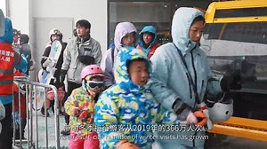 Stories of High-Quality Development | Every snowflake is hot and fiery Lyucongpo township, located in Enshi Tujia and Miao Autonomous Prefecture, central China's Hubei Province, is known as the "Roof of western Hubei." Situated at an altitude of 1,800 meters with a vertical drop of 150 meters, the Lyucongpo Ski Resort is located in this mountain township. Covering an area of approximately 150,000 square meters, the resort features nine ski trails, receiving 150,000 visitors annually. In winter, 