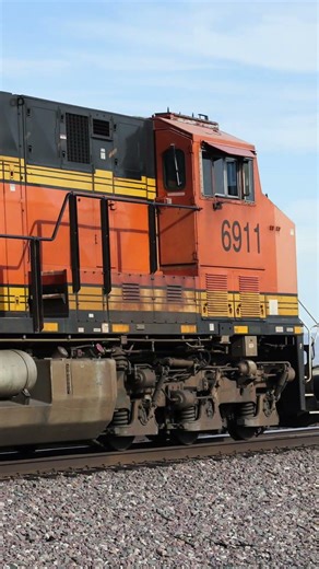 TRAIN SHORTS #01510 / EB BNSF 6911 MP 733 NEEDLES SUB 12-19-2025 #railfan #railroad #railway