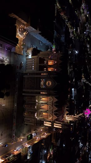 “El Templo Expiatorio del Sagrado Corazón de Jesús, donde cada arco parece contar un secreto antiguo. Sus vitrales encienden el interior con colores que bailan, y el silencio se vuelve casi música. Un lugar donde la arquitectura toca el alma y el tiempo parece detenerse.” | Jose Luis Alvarez Patiño