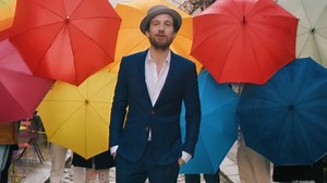 Clip "Joie" : Igit ("The Voice") fait danser les passants avant l'album "Jouons"