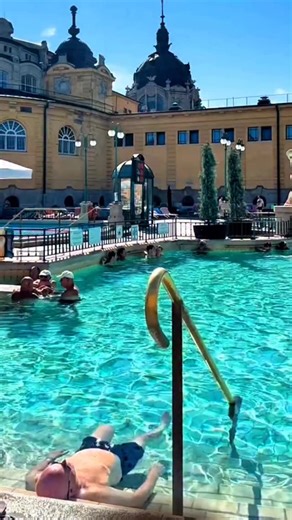 Destinia on Instagram: "Viajar a Budapest y no meterte en unas termas es como venir a Madrid y no pisar una terraza un día de sol ☀️. No hace falta irse directo a lo más famoso para vivir el plan de verdad. A mí me cambió el viaje el día que decidí no hacer cola eterna y me fui a unas termas más tranquilas: entras, dejas la mochila, te pones las chanclas 🩴 y en 5 minutos ya estás en el agua sin el runrún de “esto parece un parque temático”. Si quieres algo auténtico y barato, apunta: Rudas (cúp