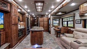 Heartland - Travel Trailer Landmark 365 Oshkosh, 2018. https://www.heartlandrvs.com/brands/luxuryfw/landmark-365/lm-oshkosh #Motorhomes #Casassobrerodas | Nas viagens