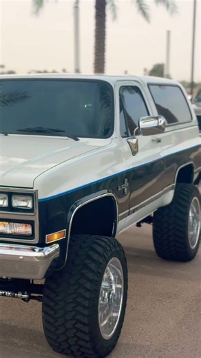 2 Lifted 4x4 Chevy GMC K5 Blazers Jimmy rolling into The Reunion Truck Show
