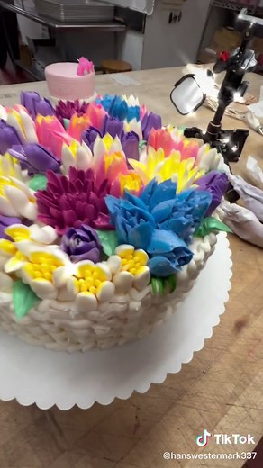 #cake #cakedecorating #flowers #buttercream #basketweave #bakery