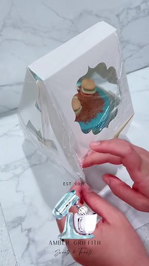 It makes a little cake tent and i love it😅 #buttercream #cakebox #smallbusiness #cakedecorator #cakedecor #cakedecorating #cakeart #cake #cakevideo #caketok #kylieraeallen #cakegate2023 #cakegate #hack #LifeHack #bakingbusiness #bakery #viral #trending #caketutorial #frostingrecipe #buttercreamrecipe #buttercream #cupcake #baking #bake #baker #bakersoftiktok #BakeWithMe #baketok #bakeoff #bakerrock #buttercreamfrosting #whippedcreamfrosting #cakepops #cakepop #cakepopdough #cakepoptutorial #sim