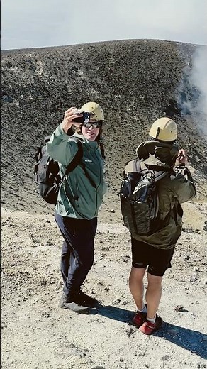 Mount Etna-Momenti unici in cima #etna #volcano #hiking #travel #mountains #sicily #shortvideo