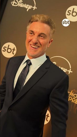 Direto dos corredores do sbt: Luciano Huck! A premiação vai ao ar hoje, a partir das 19h15!