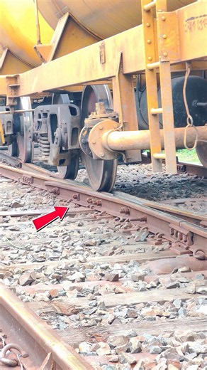 BTO train wheel on turnout crossover.. 🛞🛞 || #train #viral #railway #shorts #trending #wheels #rail