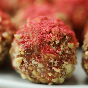 2.7M views · 6.9K reactions | No Bake PB&J Bites In 15 Minutes Or Less These yummy, bite-size treats can be enjoyed by both kids and teachers alike! They're as easy to make as it is signing up for GEICO, where you can save 15% or more on car insurance. | Tasty Junior | Facebook