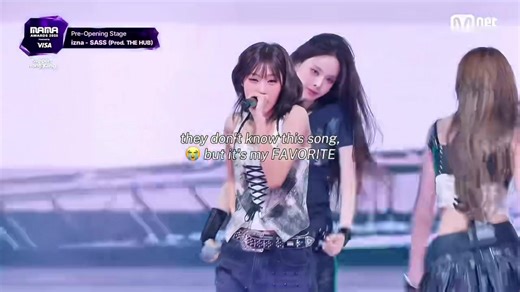 LYRICS | izna - sass vocal cover by maze 🇹🇷 [NINI] I got sass, sass, sass, sass [ELIDA] Summakineun gonggi I be flippin’, let’s go mad Hangyereul neomeo jeonhal bit [NINI] Simjangeul kkaewo taoreun bonneungi teojyeo We’re going mosh pit Malbodan haengdongeul ferocious You know who I am (Oh-oh-oh) [ELIDA] I got you possessed with my sass Mentareul heundeureo jeongsini Eopseo up set, neon sad [NINI] Ssaneulhan gwanjungeul neol wihae Junbihae the fact, so flex Mal boda momeuro jeungmyeonghaebwa I