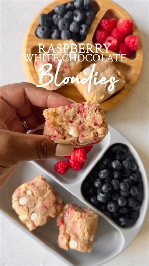 Your sign to make these raspberry white chocolate blondies for Valentines Day😍