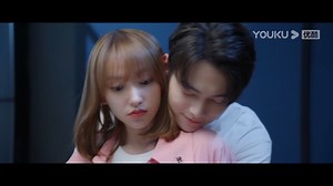 💏Her crush suddenly pulled her to kiss her when the bus drove into the tunnel! 趁大巴驶入隧道，男神一把拉过女友甜蜜亲吻！ #你微笑时很美 #FallingIntoYourSmile 📺Watch【Falling Into Your Smile】on YOUKU APP ▶ https://qr.youku.com/pr?c=xaYZpfrZB0kv 🔮Enjoy your favorite show on YOUKU International Website👉 https://youku.tv/ #YOUKU #优酷 | 优酷宠爱剧场 Youku Romance