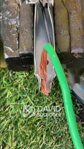 The right way to secure cables with an alligator clip#ElectricianTips #ToolHacks #WiringTips