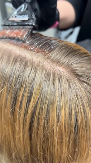 Julia Göring on Instagram: "„Fresh hair, fresh vibe ✂️✨ Wir haben mit Shades Gloss gearbeitet, minimal dunkler für mehr Tiefe & Glanz 🤎 Dazu ein präziser Calligraphy Cut für Bewegung, Leichtigkeit und gesunde Spitzen. Glänzend, soft, lebendig – genau so soll Haar fallen 💫 Was sagt ihr? 😌“ By Verona #calligraphycut #redken #intercoiffure #friseurliebe #vorhernachher #lovemyjob"