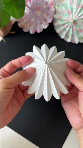 Take your kids to fold a small flower umbrella that can be opened and closed. It looks so beauti
