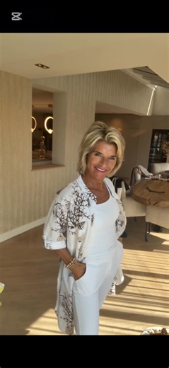 Een paar foto’s in aktie 😇❤️❤️ deze gave collectie is deze week via de bellijn te bestellen . Het belnummer en verdere info volgt nog 😇❤️ Wil je de hele filmpjes van deze collectie zien met uitleg , volg dan @debscasualelegance, mijn andere pagina , en deze kan ik helaas niet taggen 😂😂😂 | Debby Van Der Zande