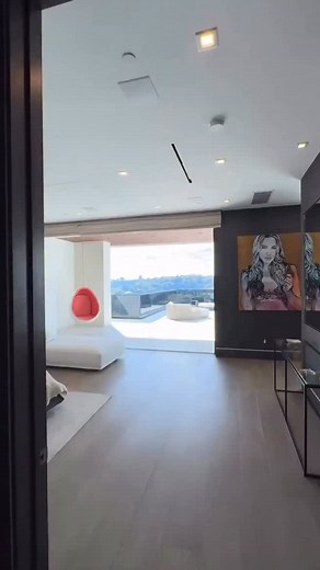 🔻Bel Air • $15,999,000 A warm modern Bel Air masterpiece where the primary suite takes center stage—opening to a private panoramic terrace that floats above the city, offering sunrise-to-sunset views framed by glass. Inside, the suite features a spa-level bath and custom closets, while the rest of the home delivers seamless indoor–outdoor living, a glass-bottom infinity pool, a sculptural wood-and-marble kitchen, and an entertainer’s level with onyx bar, theater, fitness studio, and wine cellar
