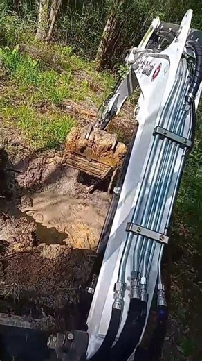 Bobcat E26 Digging