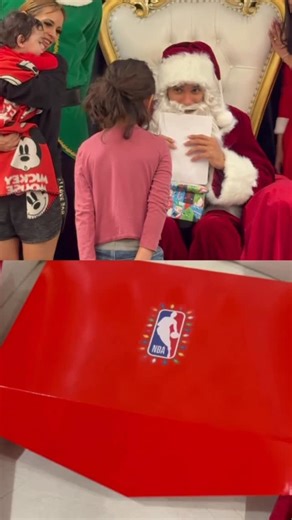 San Antonio Spurs on Instagram: "A little Christmas assist from @jujuchampagnie 🎅🎁"