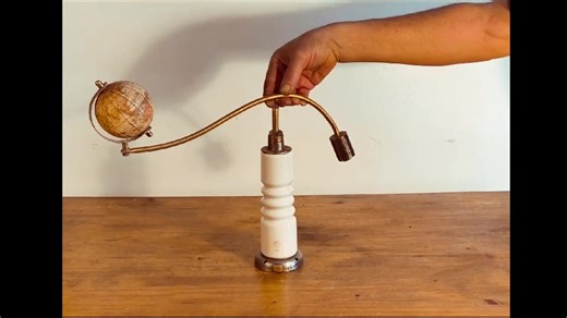 Une vidéo de mon tout premier mobile que je propose dans la boutique de mon site www.lumieredelatelier.com. Comme pour les lampes, je l'ai réalisé à partir d'anciens objets, dont un rare et très ancien isolateur haute tension en porcelaine. | Lumière de l'Atelier