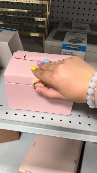 Budget-Friendly Decor, Organization Hacks & Window Shopping Finds