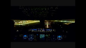 エミレーツ航空「エアバスA380」ナイトランディングコクピットビュー