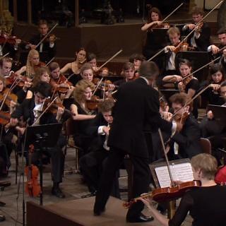 8.6K views · 274 reactions | Enjoy Claudio Abbado conducting the young musicians of the Gustav Mahler Jugendorchester (founded on his initiative almost 40 years ago) in an excerpt from the 1st mvt of Mahler's 4th symphony. You can watch the full symphony as well as a performance of Schoenberg’s symphonic poem Pelleas und Melisande, both filmed at the Vienna Musikverein in 2006, in our visual album.  → dgt.link/abbado-complete | Deutsche Grammophon - DG | Facebook