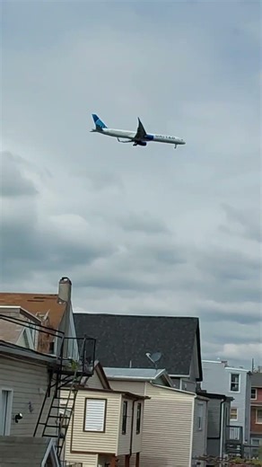 United Airlines 757-200 Landing at Newark Airport