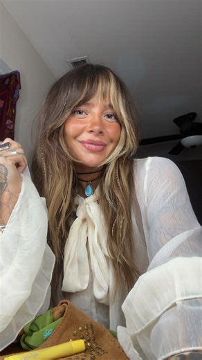 MAER💥 on Instagram: "I had my first SkinPen with Exosomes treatment at @theinjectory and my skin is loving it🌟 Microneedling is a biostimulator treatment that helps your skin produce more collagen + elastin for smoother, tighter, more radiant skin. I chose to do it with exosomes because they’re packed with growth factors that help speed up recovery and enhance results - giving you that glowy, healthy skin look even faster. I did have a few small breakouts come up during recovery 