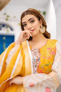 Spring Summer '21 https://www.zahraahmad.com/rc-2039 Inspired from the grandeur of jinnah bagh and racecourse in spring. The splendid journeys along the tracks of lush gardens in Lahore. Zahra ahmed presents Nawal saeed as her muse for “pari”. Introducing chic and contemporary designs in airy lawns for tropical weather ahead. Earings by @pierregemmebyhur | Zahra Ahmad