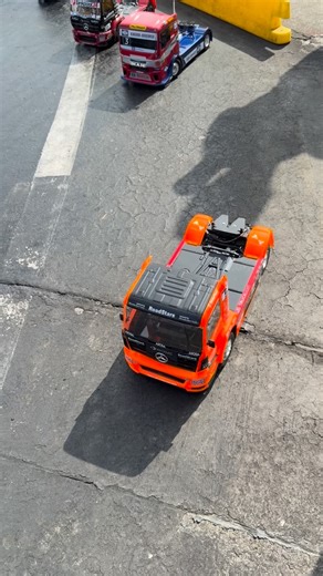 Euro Truck RC class about to race at CalRaceway in Orange, CA with Notch Johnson at the mic calling the play by play action. Join the fun and check out the track! Track website: https://calraceway.com/ Kits, parts and accessories: Pitstophobby.com Amazon Tamiya Euro Truck kit: https://amzn.to/3WQYeUB and https://amzn.to/4oxJE0e #tamiya #mugenseiki #schumacherrc #traxxas #rc teamassociated | Juan Ortiz