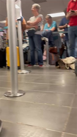 ✈️ Problème au niveau des contrôles de sûreté : les passagers vont être invités à se présenter de nouveau au contrôle, vol par vol. Mais cela se traduit par des retards importants et une aérogare de départ remplie de gens assis par terre : https://www.lequotidien.re/article/infos-pratiques/2026/01/26/grosse-pagaille-a-laeroport-roland-garros-suite-a-une-erreur-de-controle-de-surete | Le Quotidien de la Réunion