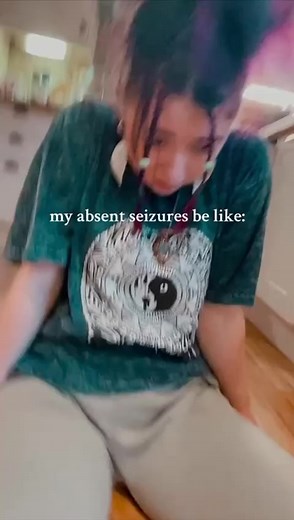 dont blink😳👀 its honestly crazy bc i suck so bad at staring competitions normally! i dont know how i do it! #seizurehumor #absentseizure #absentseizuresawareness #braininflamed #inflamedbrain #autoimmuneencephalitis #seizure | Zara Beth
