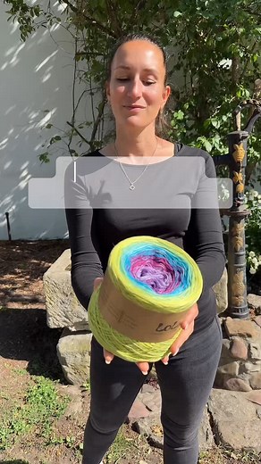 Dieser coole Pullover wird von Arm zu Arm aus nur einem Bobbel gehäkelt 😍 In unserer Häkelanleitung beschreiben wir vier Größen von 38 bis 50. Suche 6301 in unserem Shop Garnmanufaktur.com für weitere Infos #garnmanufaktur #häkeln #pullover #pulloverhäkeln #bobbel #farbverlauf #farbverlaufsgarn | Garnmanufaktur