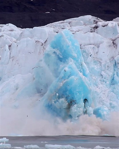 Raw footage from a large glacier calving I filmed way back in 2012 whilst floating around Svalbard as an expedition videographer. This particular event had some enormous shooters - large icebergs that break off underwater and erupt from the surface. This was filmed from a zodiac full of excited moving people, and with a 400mm - tricky shooting! Today’s post production stabilisation tools do wonders. Full video on my YouTube channel - link in bio 📷 @richardsidey #glacier #glaciercalving #climate